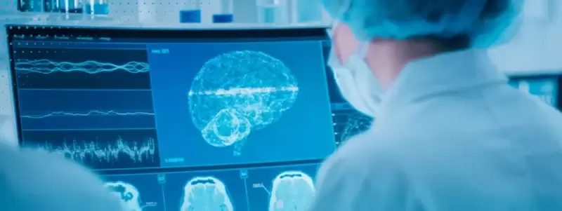 um profissional analisa células cerebrais em imagem.