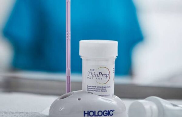 citologia-liquida Imagem de um tubo branco com etiqueta escrito ThinPrep ilustrando um reagente de citologia líquida.