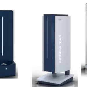 Imagem de Equipamentos-analytics-Bruker, em formato de pequenas torres, cor cinza com azul escuro.