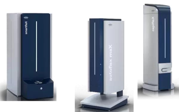 Imagem de Equipamentos-analytics-Bruker, em formato de pequenas torres, cor cinza com azul escuro.