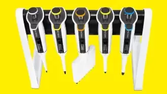 Imagem de fundo amarelo com 5 pipetas eletronicas com formato cilíndrico e detalhes coloridos.