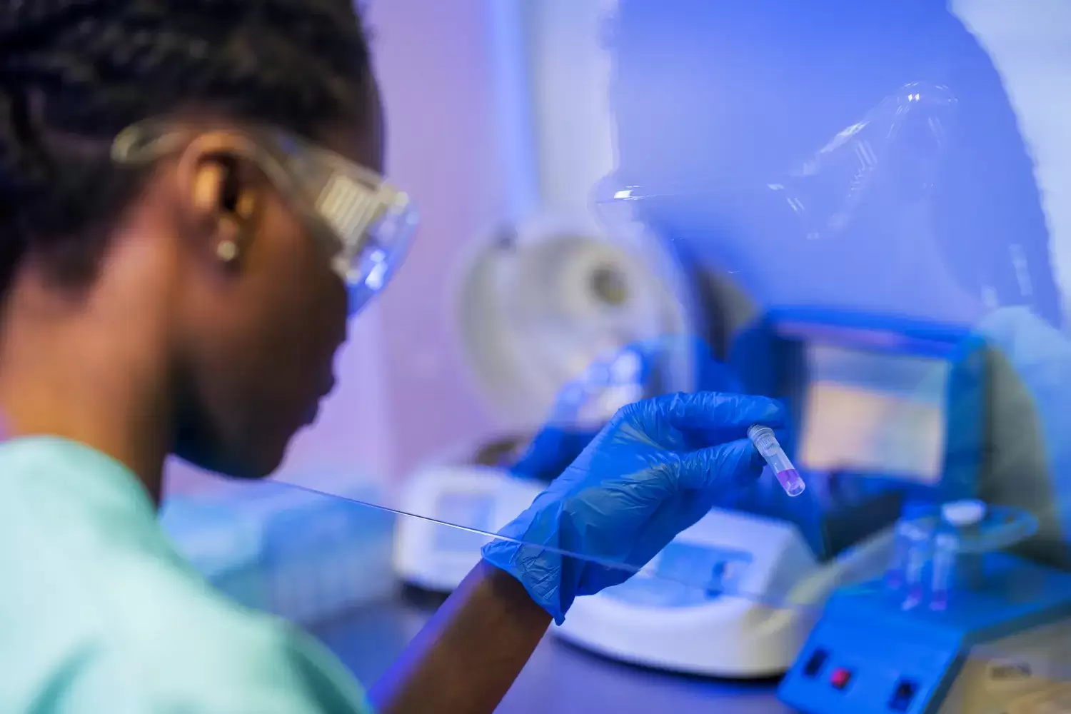 Uma profissional realiza um teste de tipagem no laboratório