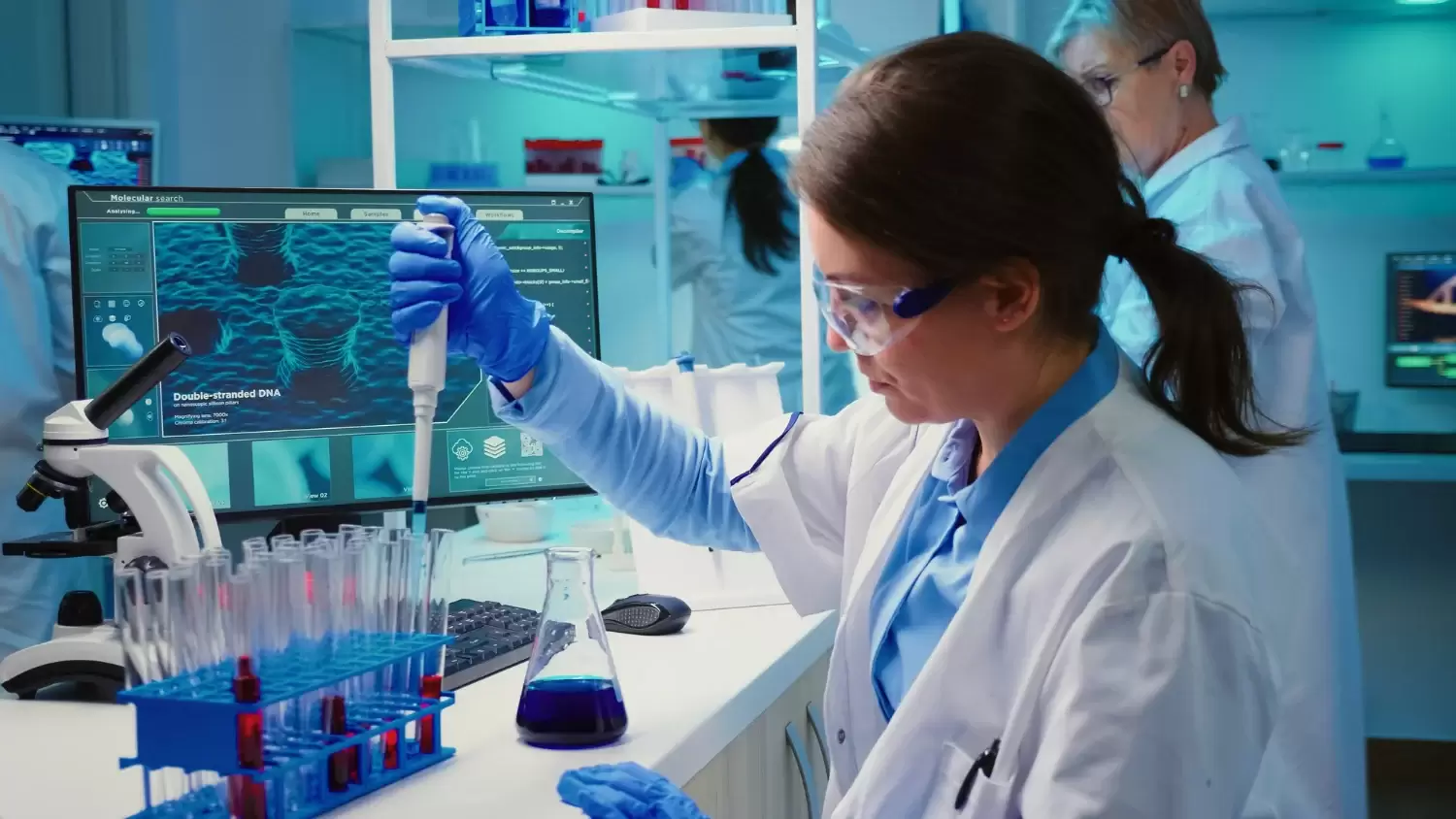 Pesquisadora prepara amostras com micropipeta em laboratório, durante etapa de diagnóstico molecular.