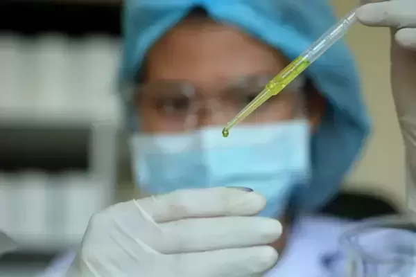 Uma profissional realiza análise biológica.