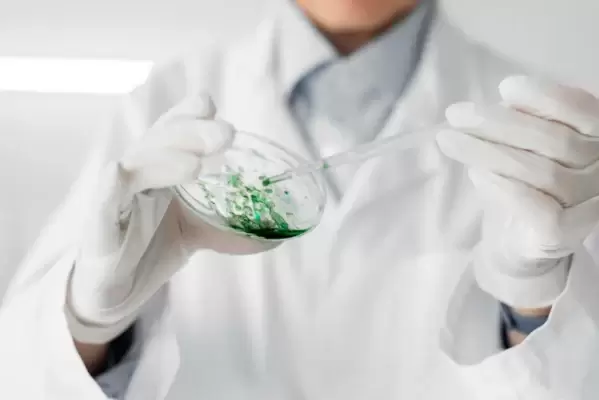 Um profissional realiza pesquisas em laboratório.