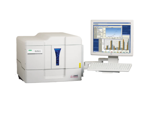 Equipamento de laboratório com monitor, ilustrando o que é PCR digital na análise molecular